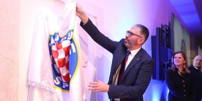 FOTO/VIDEO: Otkrivena spomen ploča povodom službenog registriranja Hajduka