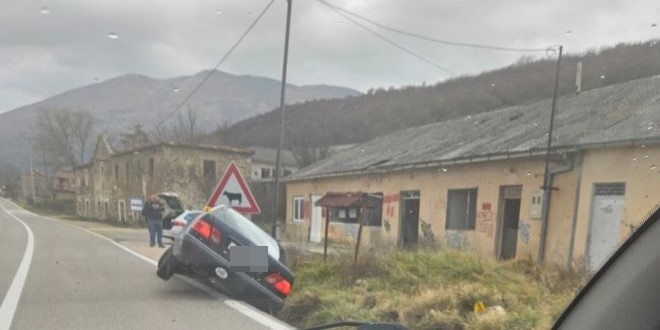 Auto završio u kanalu