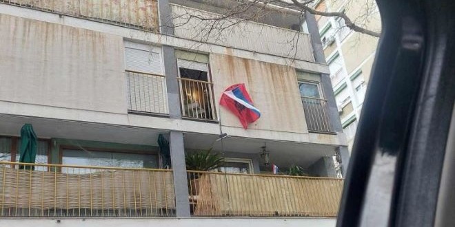 ŠTO SE DOGODILO U ULICI DOMOVINSKOG RATA Ipak nije objesio srpsku, nego rusku zastavu, i to zajedno s Che Guevarom