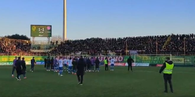 VIDEO: Pogledajte kako je Torcida ispratila igrače Hajduka nakon remija