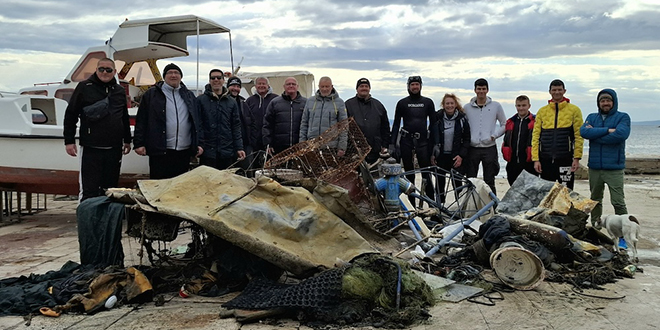 FOTO/VIDEO: Članovi ŠRD Lubin i učenici Pomorske škole Split očistili podmorje Matejuške. Našli su kolica iz dućana, ali i romobil