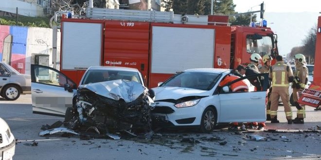 Sudarili se dva auta i vatrogasno vozilo u Splitu, tri osobe ozlijeđene