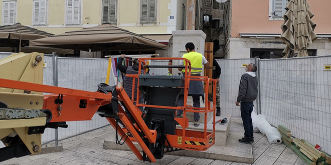 FOTO/VIDEO Teška mehanizacija uklanja štandarac s Pjace