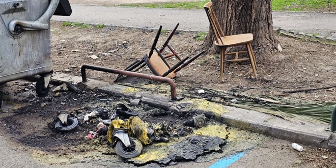 FOTOGALERIJA Zapaljen kontejner na poznatoj splitskoj plaži