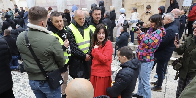 FOTO/VIDEO Umjetnica pokušavala proći preko Peristila, redari muškaraca molitelja stajali joj na putu