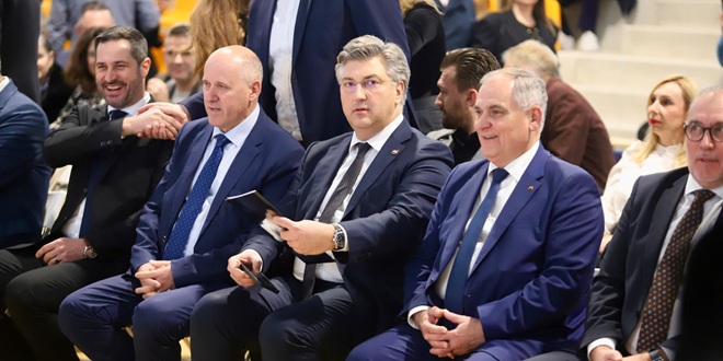 FOTO Plenković u Splitu komentirao aktualnosti, upitan je i izlaže li medije napadima prozivajući ih