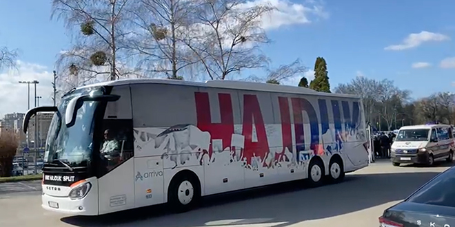 VIDEO: Pogledajte kako je izgledao dolazak Hajdukovog autobusa na stadion u Maksimir