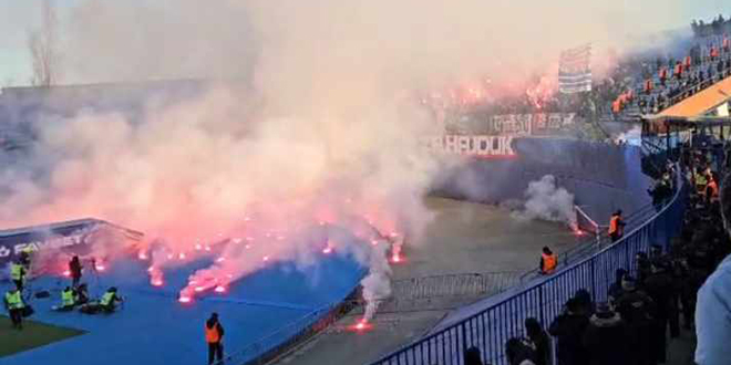 VIDEO: Bakljada Torcide, jedna signalna raketa pala i na zapadnu tribinu