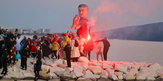 FOTO/VIDEO Pogledajte koga su zapalili na 212. Donjokaštelanskom krnjevalu