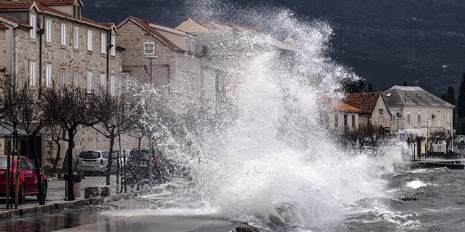 FOTOGALERIJA Podivljalo more u Kaštel Starom, veliki valovi udaraju u obalu