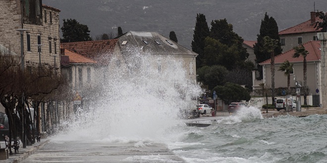 FOTOGALERIJA Olujno jugo u Kaštel Starom pokazalo svu svoju silinu