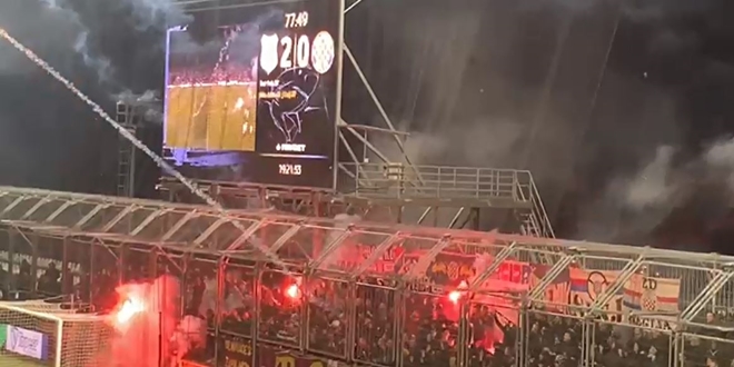 VIDEO: Torcida zasula teren signalnim raketama