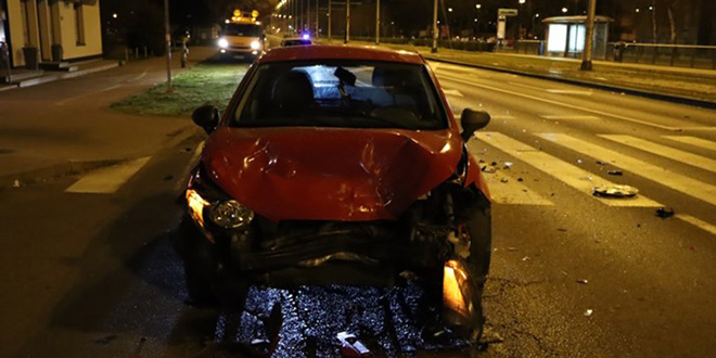 Vozio bez položenog ispita i zabio se u auto ispred sebe