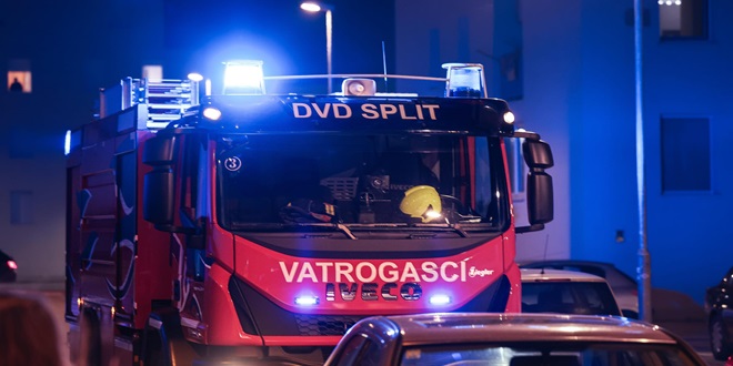 Požar buknuo iznad groblja u Solinu