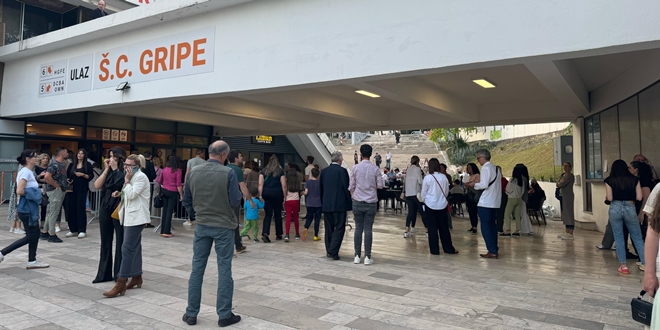 GRIPE ĆE BITI KRCATE Pogledajte red ispred ulaza za večerašnji duhovni koncert