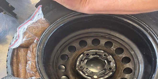 RAZOTKRIVEN NA GRANICI: BiH državljanin 11 kg duhana skrivao u kotaču