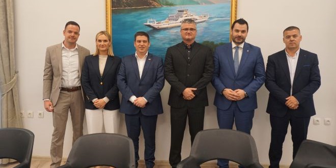 KRAJ PREGOVORA Potpisan prvi kolektivni ugovor za zaposlenike Jadrolinije na kopnu