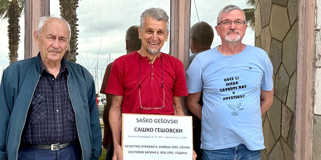 FOTO Svijeća i cvijeće ispred Banovine za Saška Gešovskog