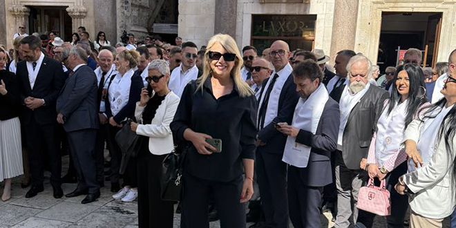 NAJLJEPŠI POKLON Gradska vijećnica postala baka