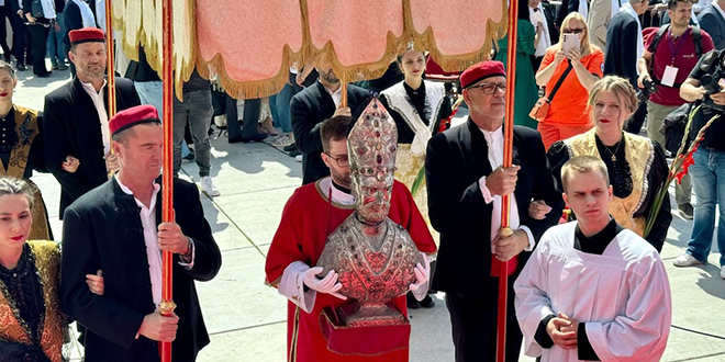 FOTO/VIDEO Split slavi blagdan svog zaštitnika sv. Dujma, gradom prošla procesija, služena misa