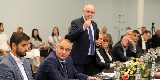 NACIONALNI PLAN STAMBENE POLITIKE: Okrugli stol na Klisu, potpredsjednik Vlade iznio konkretne brojke i mjere za krov nad glavom mladima
