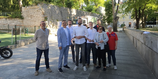 Djeca se igraju uz kamione za smeće, a gradska vlast ne nalazi alternativnu lokaciju