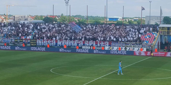 Torcida prvih desetak minuta skandirala 'srami se, Hajduče'