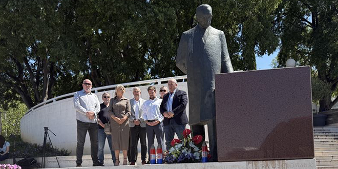 CVIJEĆE I SVIJEĆE ZA TUĐMANA: 'Ja i moji ljudi smo imali ljudskosti napraviti spomenik. HDZ nije imao hrabrosti'