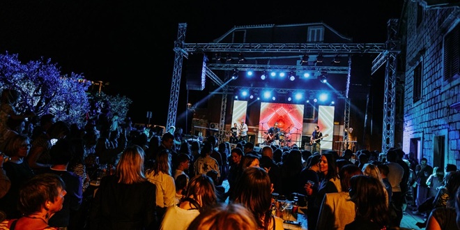 SUTRA U OMIŠU Velika proslava Dana grada uz koncert Adija Šoše