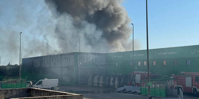 FOTO/VIDEO Požar u skladištu Pevexa je pod kontrolom