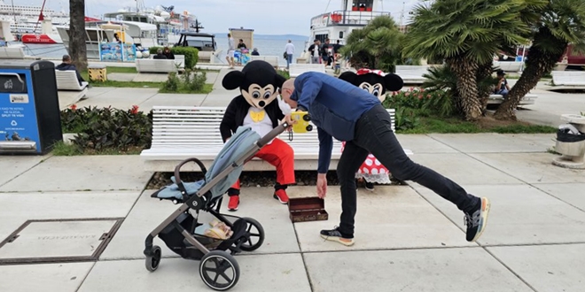 FOTOGALERIJA Mickey i Minnie zabavljali prolaznike na rivi, dijete zaplakalo od straha