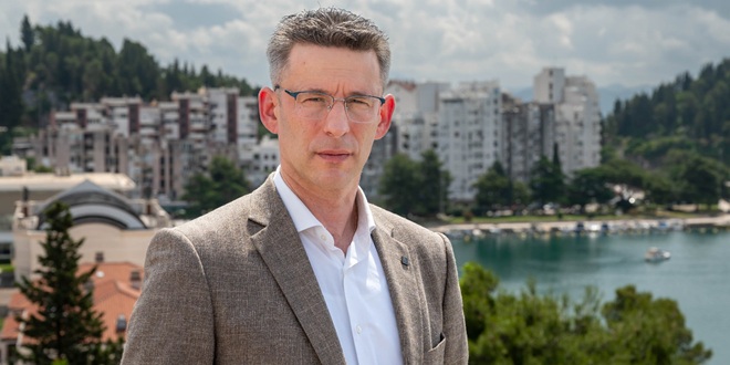 Petrov: Ploče zaslužuju partnerski odnos, a ne maćehinski
