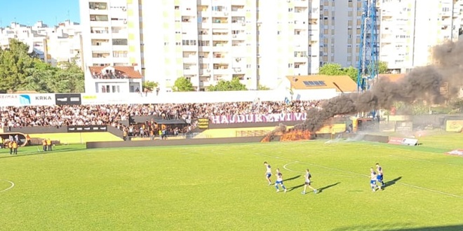 ŠIBENIK - HAJDUK Požar na terenu
