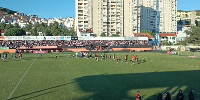 VIDEO: Pogledajte kako je Torcida ispratila igrače Hajduka, jedan je igrač zadnji ostao na terenu