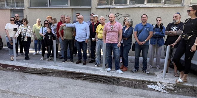 MIRNI SKUP NA BLATINAMA 'U Banovini su promptno odobrili stupiće privatniku. Za lakši život stanarke, odbili su istu stvar'