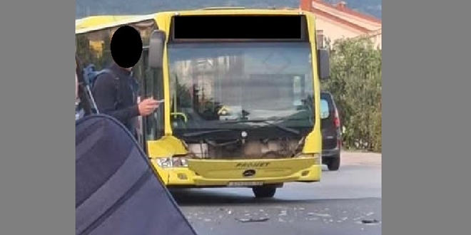 PROMETNA KOD AERODROMA Sudar autobusa i osobnog vozila