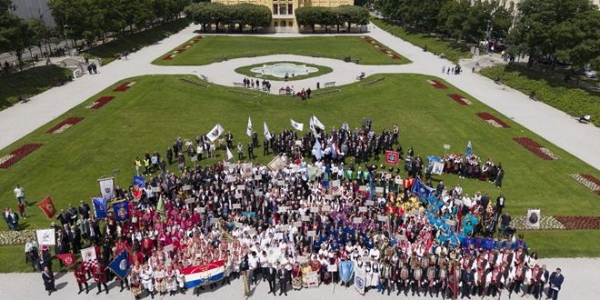 FOTOGALERIJA Održana Svehrvatska zborska povorka u čast 1100. obljetnice Hrvatskoga Kraljevstva