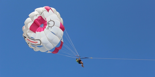 TRAGEDIJA U BUDVI Djevojka iz Srbije poginula tijekom parasailinga