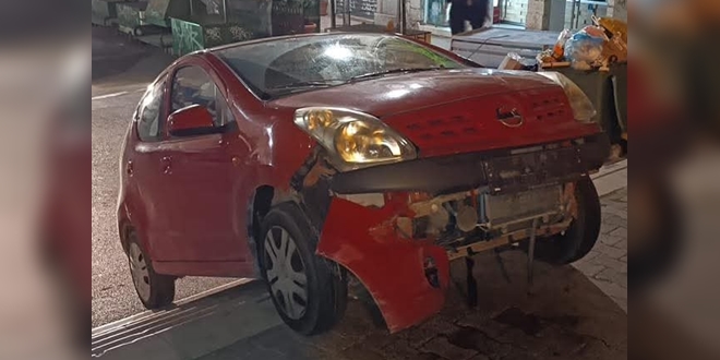 Auto završio na stepenicama Pazara