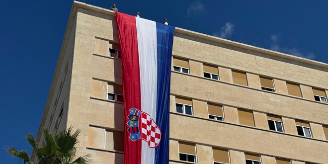 VIDEO Sa zgrade Banovine spuštena 22-metarska hrvatska zastava