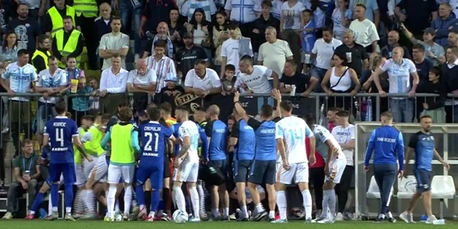 VIDEO: Gledatelj s tribine pogodio Ćubelića bocom u glavu i raskrvario ga