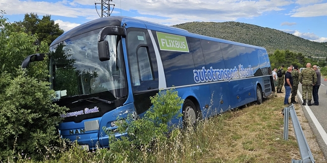 PROMETNA KOD ŠIBENIKA Sudar taksija i autobusa punog hrvatskih vojnika
