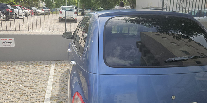 VIDEO Ispod brisača parkiranog automobila osvanula poruka: 'Aj mi se javi za kavu. Žena mi nije tu'