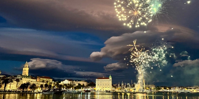 FOTO/VIDEO Raskošni vatromet na splitskoj Rivi
