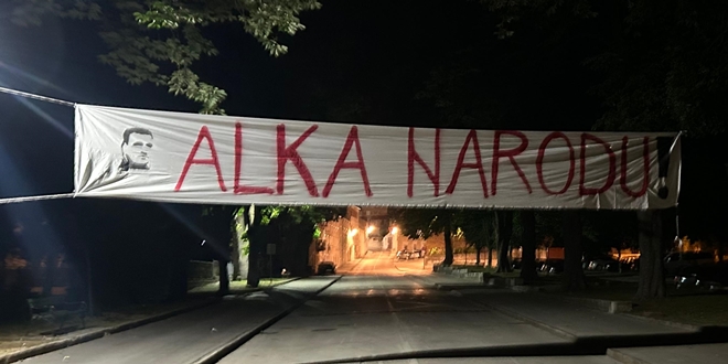 Na Alkarskom trkalištu transparent potpore Bulju