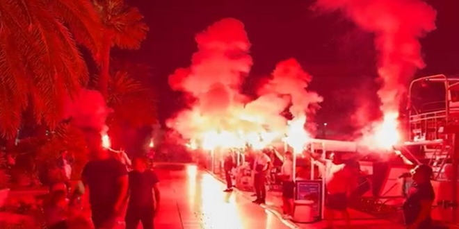 VIDEO: HDZ-ovci na Rivi dočekani uz baklje i Thompsonovu pjesmu