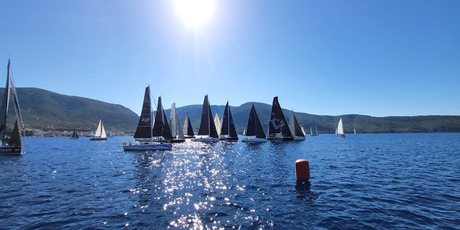 FOTO Završena 34. Komiška regata: Pobjednički pehar odlazi jedrilici Scorpio