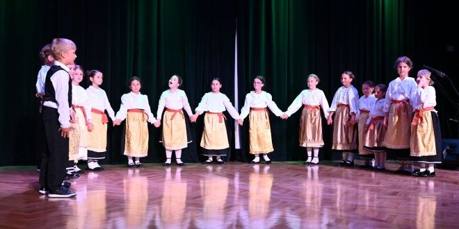 FOTOGALERIJA Pogledajte kako 400 malih folkloraša čuva baštinu