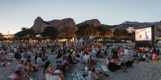 Besplatno kino na plaži, ture po gradu i nastupi klapa - krenuo novi Omiš Summer Frei