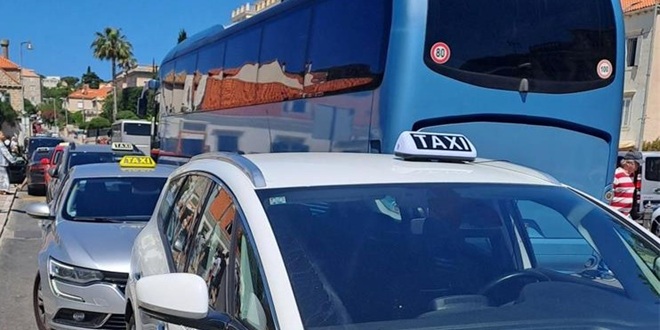 NADZOR TAKSIJA I AUTOBUSA: U Dalmaciji tijekom tri dana otkriveno 59 prekršaja, 17 vozila isključeno